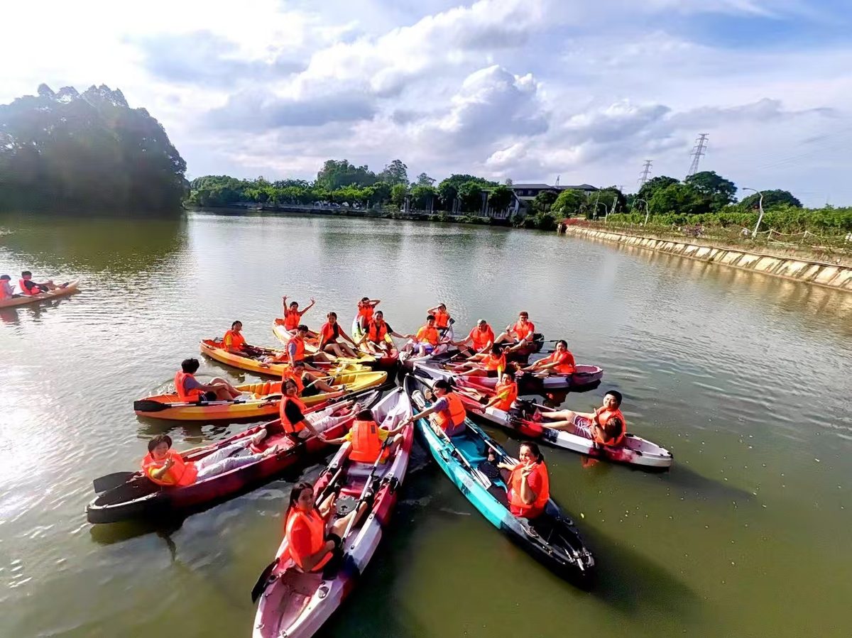 Des campeurs pagayant ensemble en kayak sur un lac