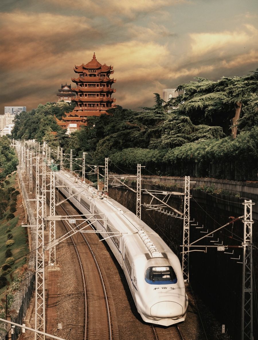 La tour de la Grue jaune à Wuhan, avec un train à grande vitesse qui passe en contrebas